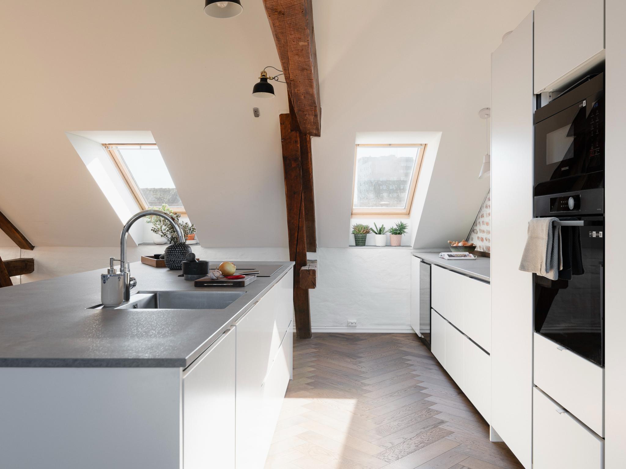 Kjøkkenet er nytt fra 2022 og har stilren innredning fra KVIK og integrerte hvitevarer.